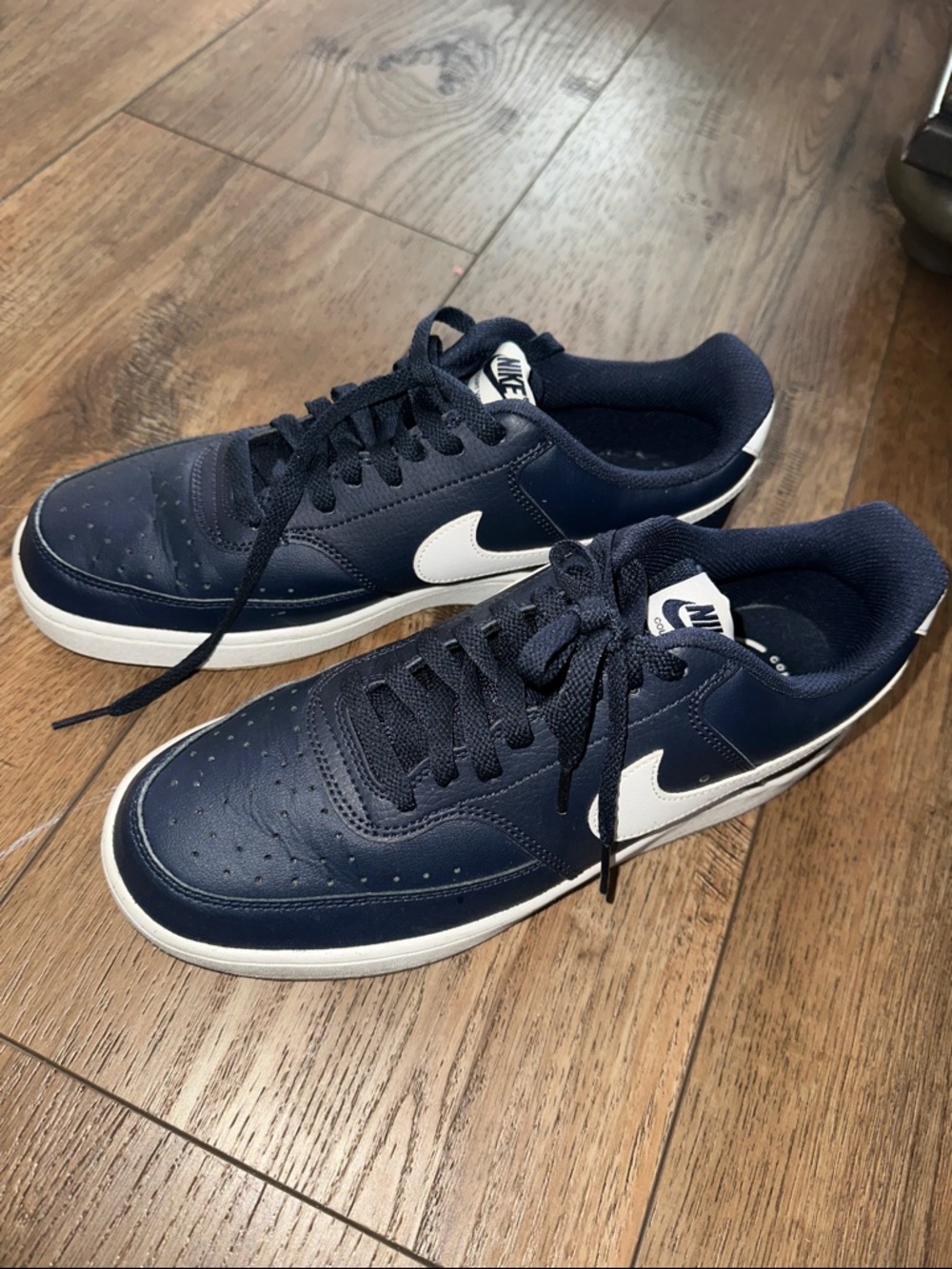 Nike Men's Navy and White Low-Top Sneakers — Classic Swoosh Design